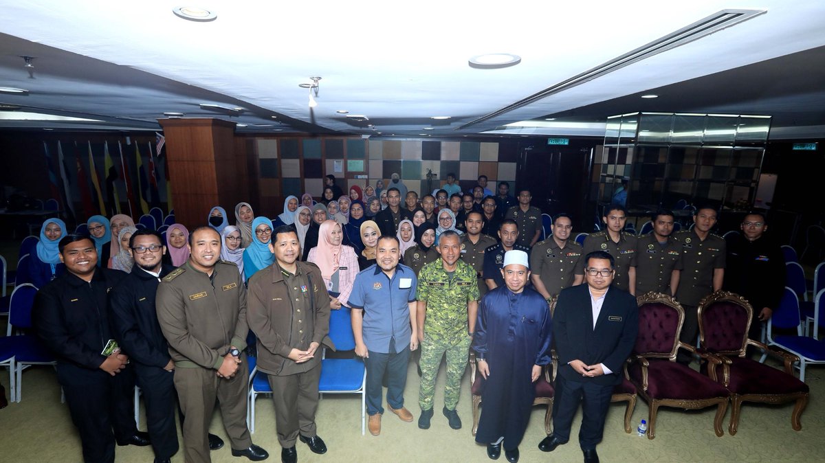 𝐌𝐀𝐉𝐋𝐈𝐒 𝐈𝐋𝐌𝐔 : 𝐓𝐀𝐔𝐒𝐈𝐀𝐇 𝐏𝐄𝐍𝐆𝐄𝐑𝐓𝐈𝐀𝐍 𝐒𝐎𝐋𝐀𝐓

10 Disember 2024 - Satu ceramah bertajuk 𝗧𝗮𝘂𝘀𝗶𝗮𝗵 𝗣𝗲𝗻𝗴𝗲𝗿𝘁𝗶𝗮𝗻 𝗦𝗼𝗹𝗮𝘁 telah disampaikan oleh 𝗔𝗹-𝗙𝗮𝗱𝗵𝗶𝗹 𝗨𝘀𝘁𝗮𝘇 𝗠𝘂𝗵𝗮𝗱𝗶𝗿 𝗛𝗮𝗷𝗶 𝗝𝗼𝗹𝗹