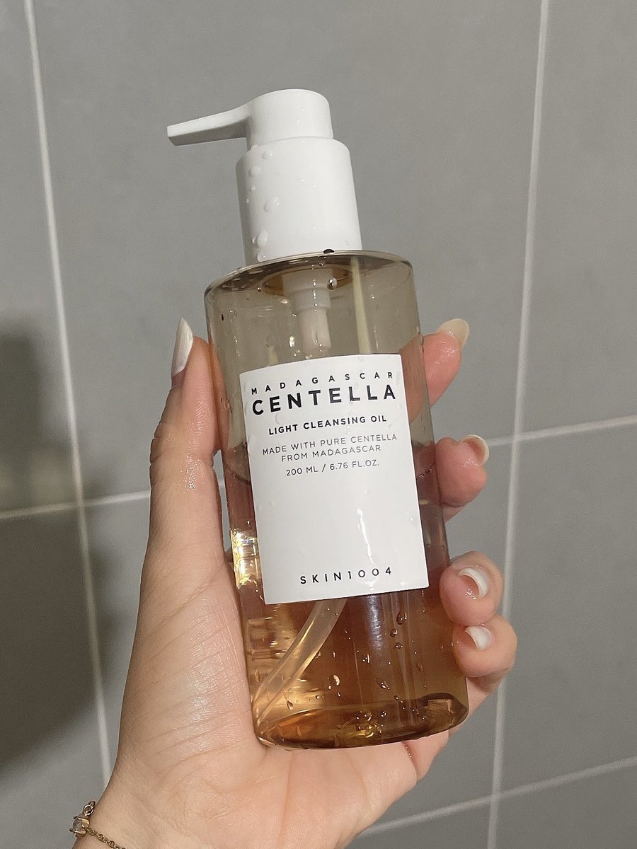 หน้าจะใสหรือสิว 🛁🧴การล้างหน้าสำคัญมากๆ พื้นฐานผิวอุดตันเป็นสิวง่าย ใช้พวกบาล์ม/ออยล์ยาก กับคลีนซิ่งอออยล์ ของ SKIN1004 รอด นี่ขวดที่ 3 แล้ว ละลายกันแดด-เมคอัพกันน้ำทนๆ ออกเกลี้ยง ตอนนวดบนผิวจะมีเศษเล็กๆหลุดออกมาคิดว่าเป็นสิ่งสกปรกที่อุดตัน ชอบตอนที่ล้างน้ำกลายเป็นน้ำนม ออกง่าย ไม่ทิ้งความมันเหมือนล้างออกไม่หมด เลยชอบมาก ผิวนุ่มไม่ตึง ไม่แตะสำลีให้เสียดสีผิวอีกเลย