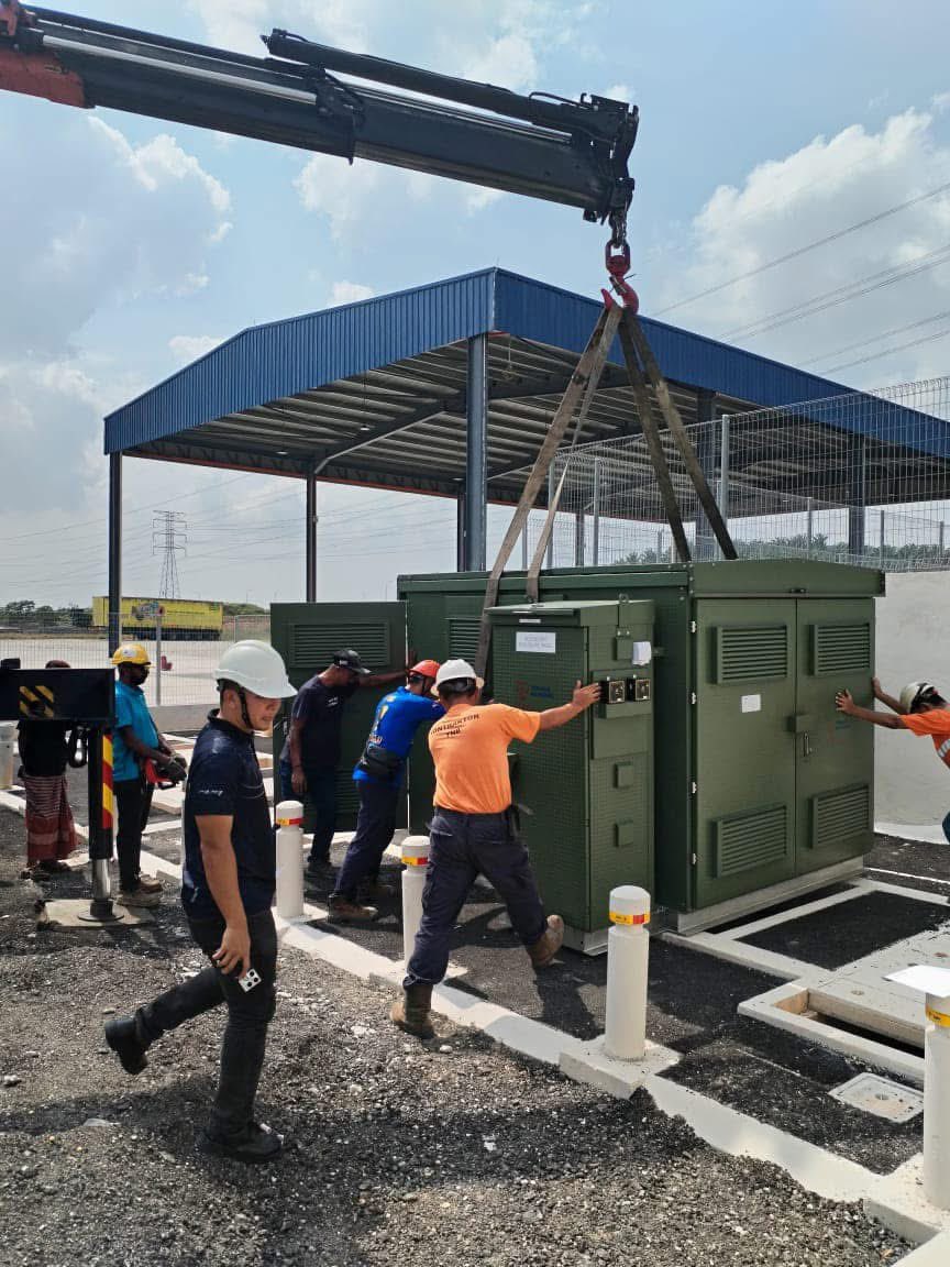 IPMEnquiry's tweet photo. Installation of compact substation! 🔋🔋⛓️🪝

#IPMProfessionalServices #EngineeringConsultant #ElectricalConsultant #ConsultancyServices #DesignConsultant #TNBSubstation #CompactSubstation #SSU #PowerUpgrading #PowerSupply #TNBSubmission #TNBApproval #TNBPreconsult #Engineering https://t.co/uVLwqFXfSr