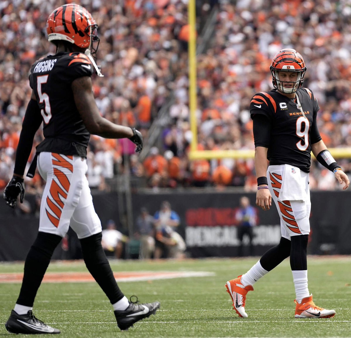MLFootball's tweet photo. 🚨BREAKING: #Bengals QB Joe Burrow says HE WILL MAKE SURE TEE HIGGINS RETURNS TO CINCY NEXT YEAR.

“I’m confident we are going to do what it takes to get Tee (Higgins) back in 2025”

Joe says that he is willing to do what it takes to make this happen.

WOW… 🤯

(h/t @char_cliff) https://t.co/cq4Z1jxV0a