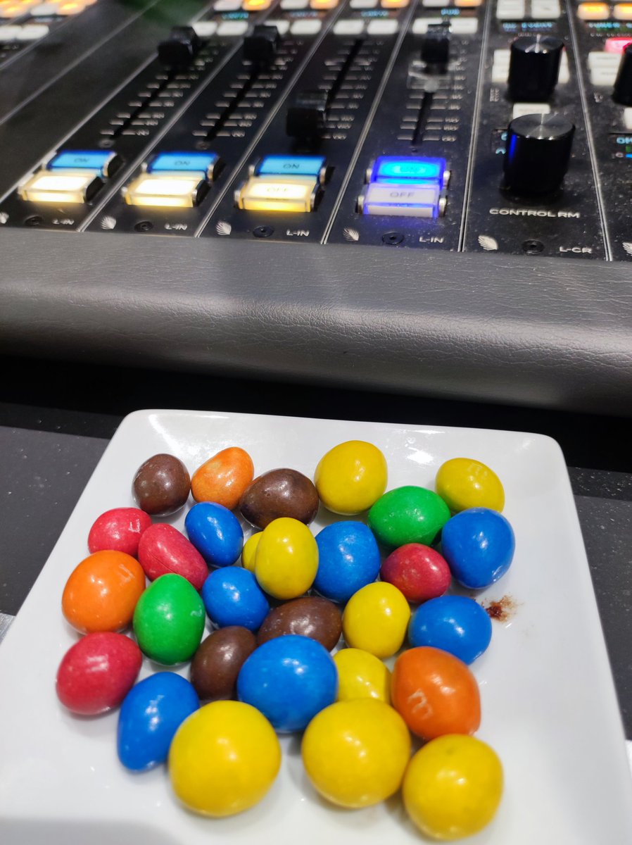 laurence_launay's tweet photo. Combien de temps vais-je je résister avec ça sous les yeux ?
@CorentinRadio 
#Europe2
#gourmandise https://t.co/3AWCKfRo3o