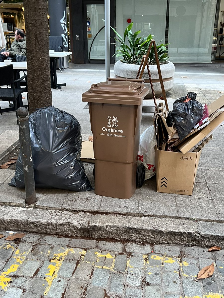 @SilviaAliuGiCom a regidora de barri, t’envio foto de l’estat del nostre carrer cada matí. Si voleu que els establiments facin el porta a porta, el menys que poder fer és recollir la porquería, sinó els veïns ens veurem obligats a prendre unes mesures que igual  no us agradarà