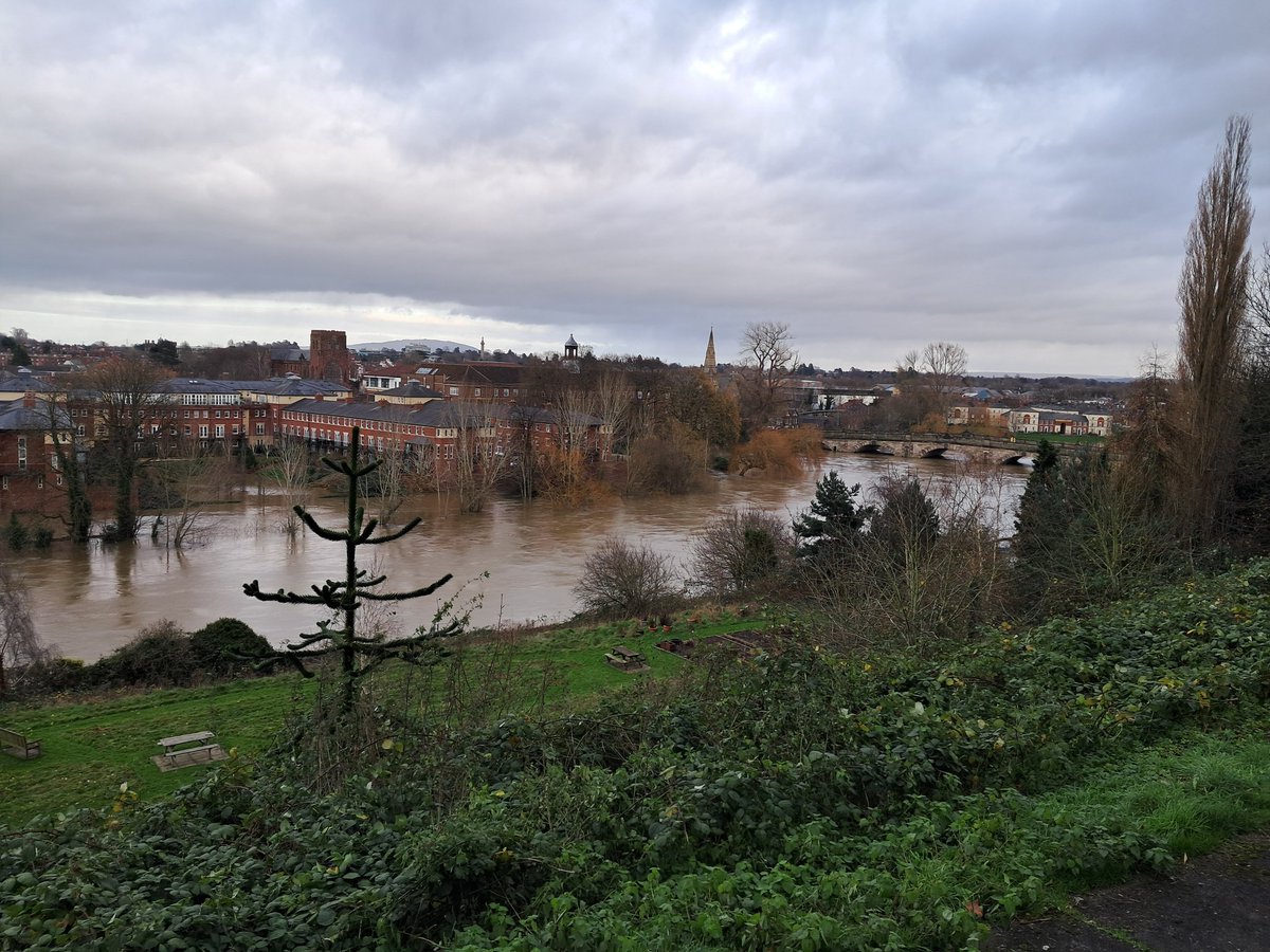 A slightly more watery view of Shrewsbury and a warning from the EA to avoid lowlying footpaths...if you can see them! #flooding #weather #riversevern #Shrewsbury