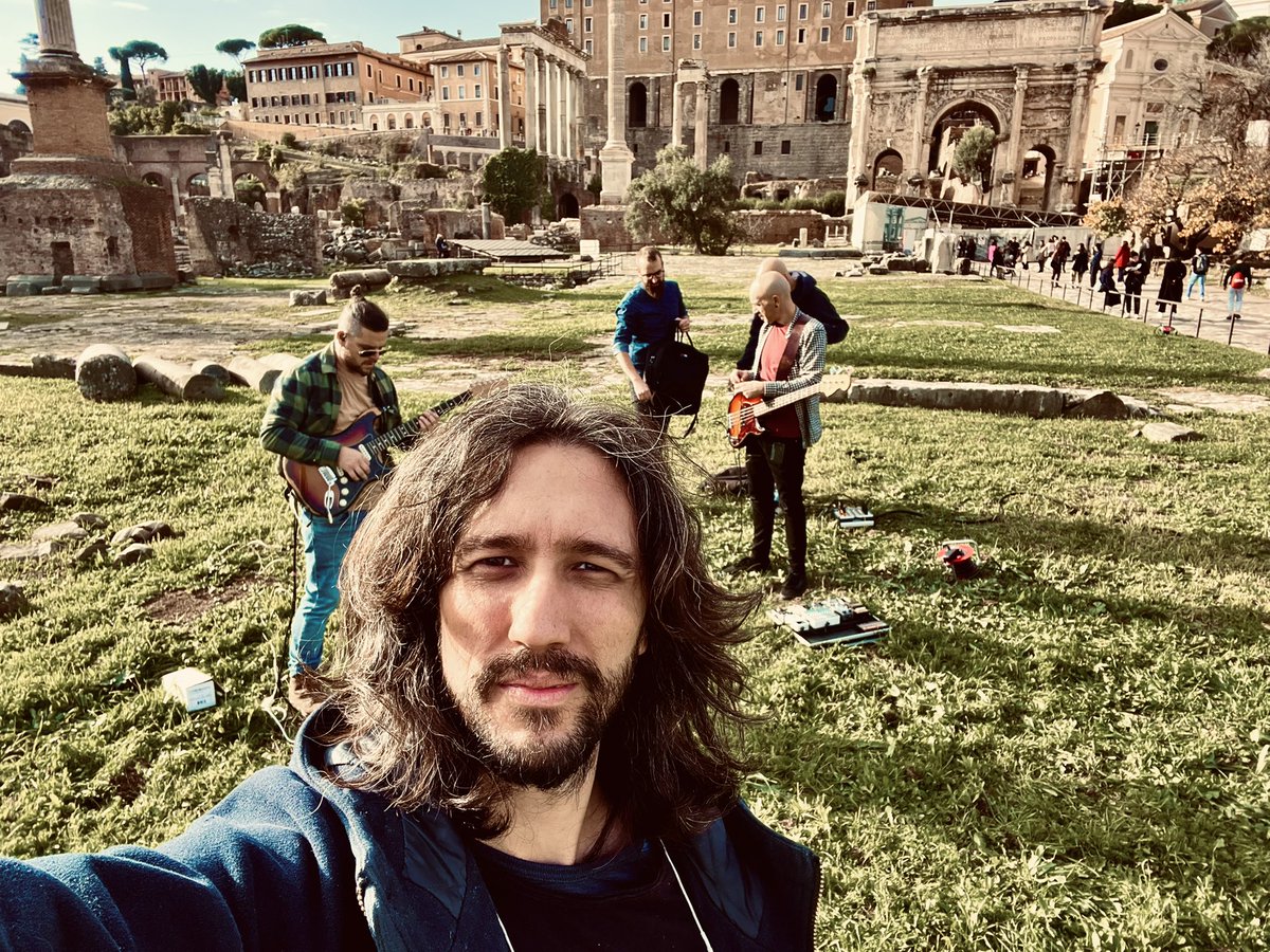 St’annuncio ci provoca smodata gioia, ma anche un po’ d’ansia:
in collaborazione col Parco Archeologico del Colosseo il 7 gennaio vedrà la luce il nuovo singolo dei kuTso, che celebra  a modo nostro la Capitale nel suo luogo centrale e più antico: il FORO ROMANO. <a href="/ParcoColosseo/">🏛 Colosseo • Foro Romano • Palatino</a>