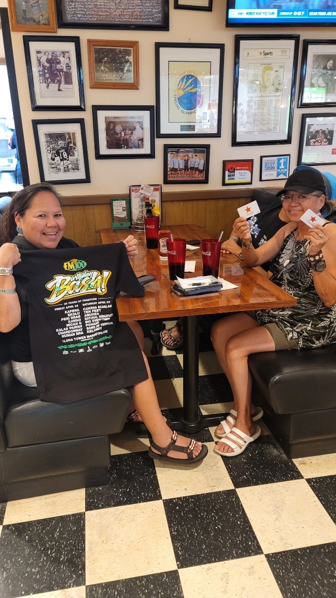 BigCityDiner's tweet photo. THANKS for joining us TONGHT for our MILLER🍺LITE MONDAY NIGHT FOOTBALL 🏈 PARTY 🎉 at ⁦@BigCityDiner⁩ at ⁦@WindwardMall⁩ ⁦@DineAndDraught⁩ ⁦@ScottMackenzie3⁩ ⁦@c_shimabuku⁩ ⁦@KyleGaldeira⁩ ⁦@UHawkFan12⁩ ⁦@Snaguhsport⁩ ⁦#Miller https://t.co/eZmF7FbmDY