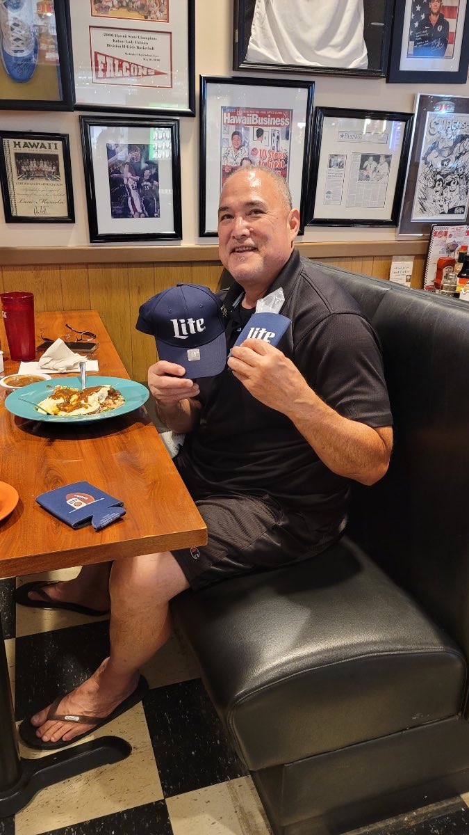 BigCityDiner's tweet photo. THANKS for joining us TONGHT for our MILLER🍺LITE MONDAY NIGHT FOOTBALL 🏈 PARTY 🎉 at ⁦@BigCityDiner⁩ at ⁦@WindwardMall⁩ ⁦@DineAndDraught⁩ ⁦@ScottMackenzie3⁩ ⁦@c_shimabuku⁩ ⁦@KyleGaldeira⁩ ⁦@UHawkFan12⁩ ⁦@Snaguhsport⁩ ⁦#Miller https://t.co/eZmF7FbmDY