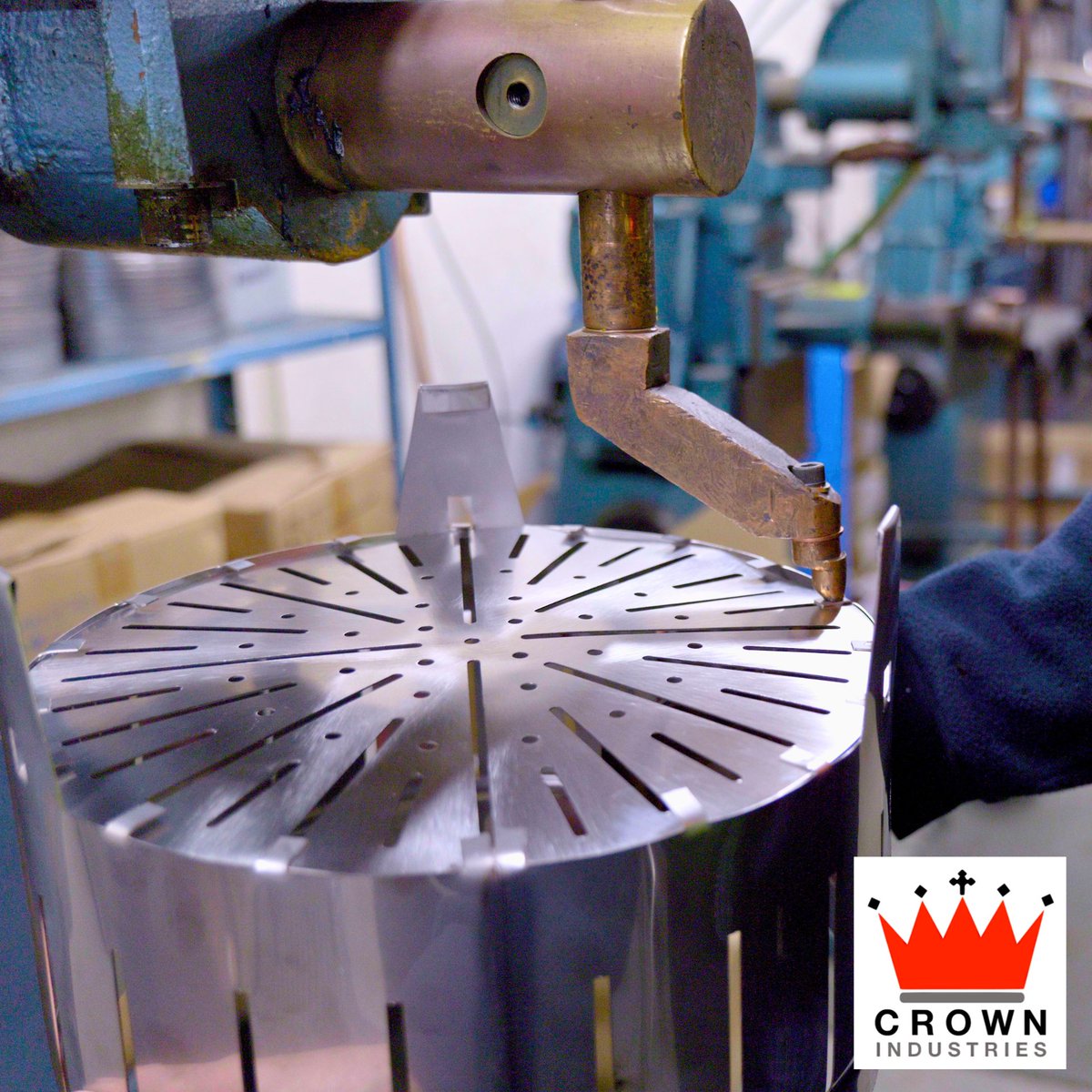 CrownIndustrie2's tweet photo. Precision in every detail! Watch as our skilled craftsmen weld the sturdy brackets onto our food steamer base. Each bracket is welded with expert care in our Australian factory. #AussieOwned #AussieMade #AussieQuality #AussieReliability #CrownIndustries https://t.co/kOQh5MqHrR