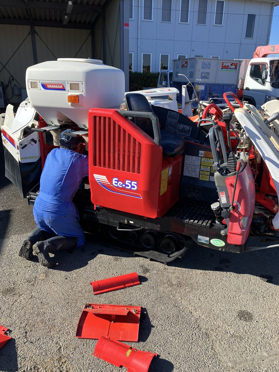 noukasan_iba's tweet photo. 天気がいいので洗車してピカピカです🚜🌈

#ヤンマー
#コンバイン
#Ee55
#農家さんの味方茨城本店 https://t.co/xAKxbviEdy