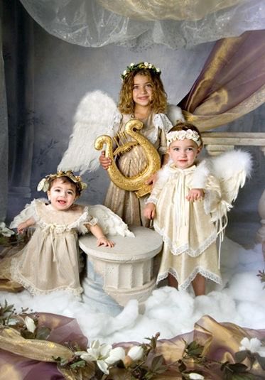 JaxBlocked's tweet photo. No one did a Christmas portrait quite like Teresa Giudice. #RHONJ https://t.co/PisEiZ7mWJ