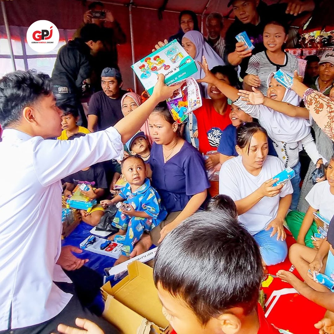 gpj_indonesia's tweet photo. Di tengah duka, Wapres Gibran Rakabuming hadir di tenda pengungsian Kampung Cihonje, Sukabumi, membawa kebahagiaan untuk anak-anak dengan mainan, buku, dan susu. Semoga hadiah sederhana ini bisa mengobati kesedihan mereka. 

#GibranPenerusJokowi #BanjirSukabumi https://t.co/vY3wnTTVhl