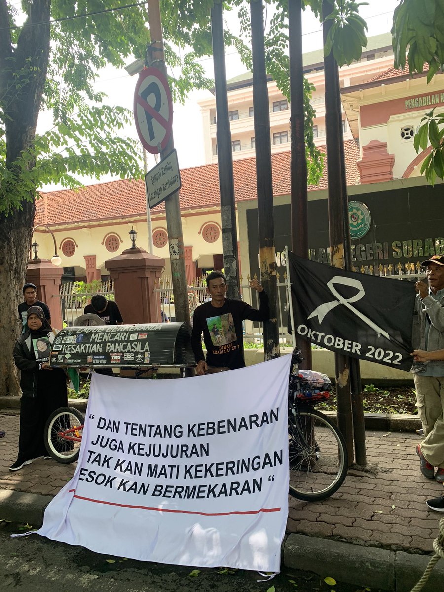 SEKALI LAGI, KELUARGA KORBAN DAN PAK MIDUN AMAN DI SURABAYA. SIDANG PERDANA SUDAH BERJALAN DENGAN LANCAR. MATUR SEMBAH NUWUN SEDOYO. 🙏
