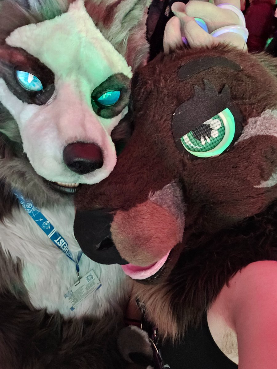 FretTheDeer's tweet photo. There's so much my brain wants to talk about still but I'll keep it brief

To everyone I mentioned before and everyone else who saw me during the con and made me feel, like me, who made me feel pretty or sexy. You've lifted me up despite my injury and made me feel like me again! https://t.co/tQYYywzuBd