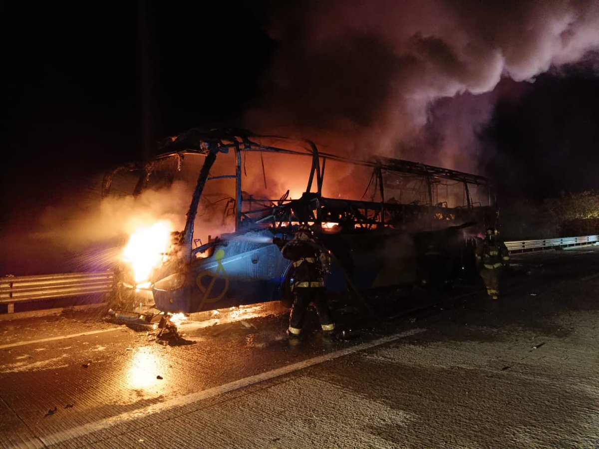 #Mazatlán: Se atiende emergencia por  incendio de autobús de pasajeros por falla mecánica en motor,  no se presentan lesionados,  km 257 libramiento Villa Unión-Mazatlán, se reporta controlado por Bomberos. 
¡CIRCULE CON PRECAUCIÓN!