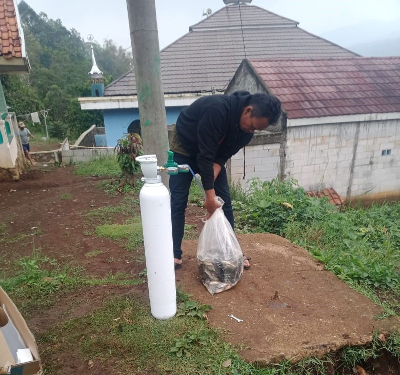 fit_nurlestari's tweet photo. Senin (09/12), Fitria Nur Lestari, Luhkan Garut, di Pokdakan Mekarjaya Ds Cinta, pendampingan panen ikan nila, sebanyak 1200 Kg, Harga Rp. 25.000/Kg #GiatLuhkanSatminkalbogor #KabGarut #Panen
@brpbatpp_bogor
@pusluh_bppsdm
@bppsdm_kp https://t.co/jdxG82s7WD