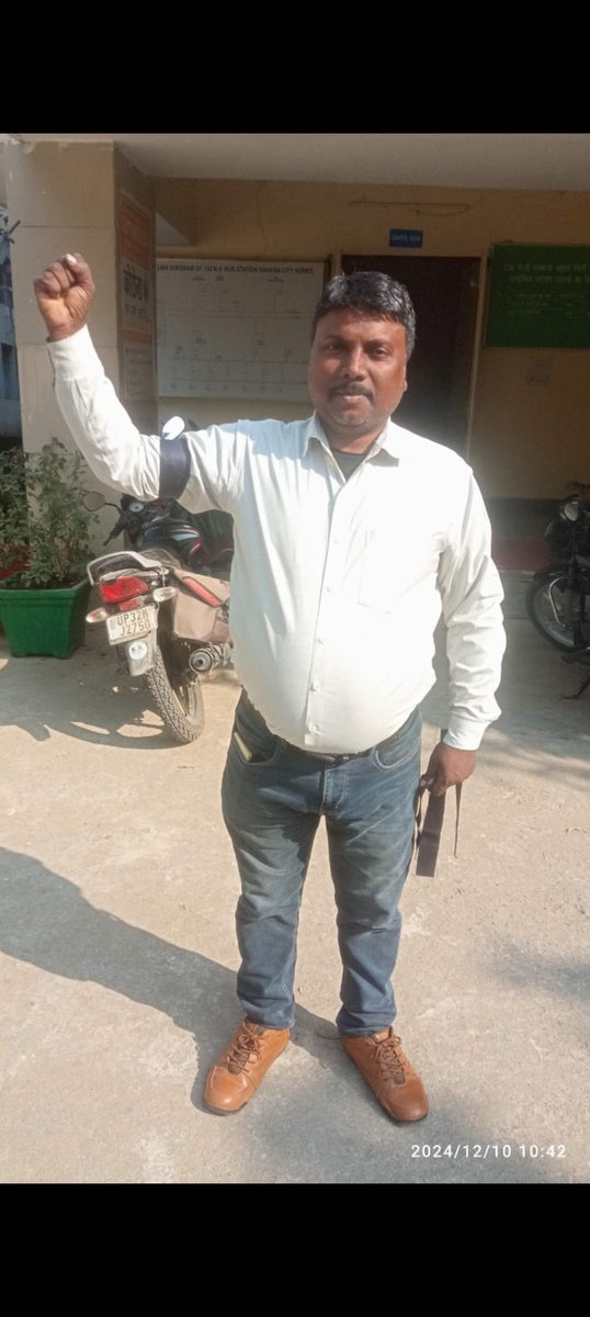 akyadav945545's tweet photo. @UPPCLLKO
@aksharmaBharat
@MdPvvnl
@EMofficeUP
@CMOfficeUP निजीकरण रोके। Stop privitisation आज काली पट्टी बांध कर कर्मचारियों ने कार्य करते हुए किया निजीकरण का विरोध। https://t.co/opuHMynEoX