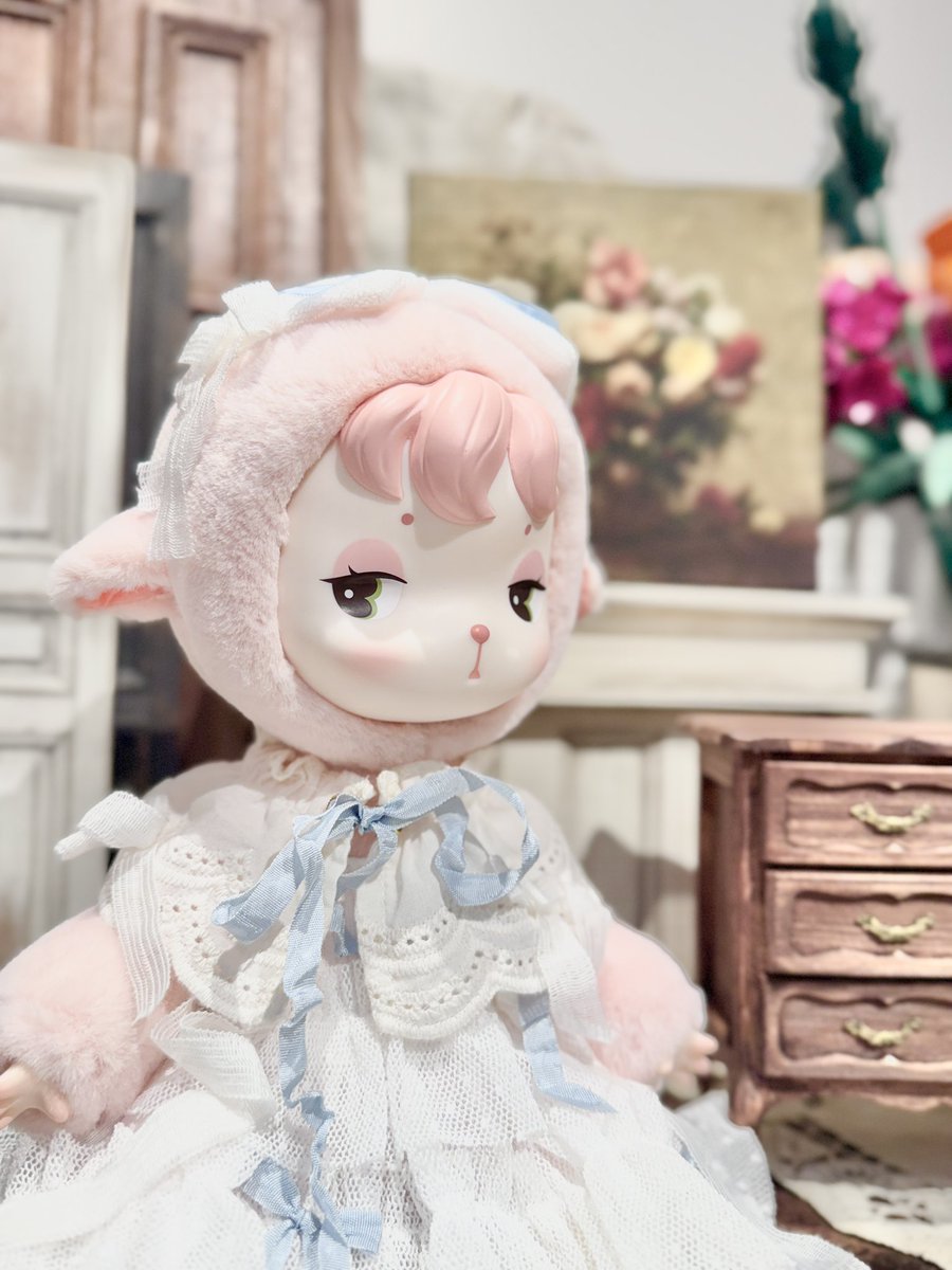 「Minieちゃんお迎えしていました小さめの猫ちゃんくらいあるふわふわの頭を撫でる」|ERIMO🍓5/5ｺﾐﾃｨｱ144-E01a・絵師100人展13のイラスト