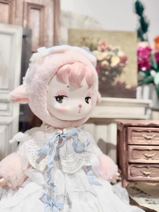 Minieちゃんお迎えしていました小さめの猫ちゃんくらいあるふわふわの頭を撫でるととても癒されますレースたっぷりなお洋服も可愛い#QLYwork 