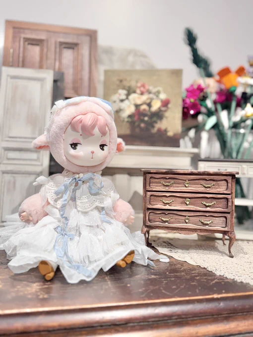 Minieちゃんお迎えしていました小さめの猫ちゃんくらいあるふわふわの頭を撫でるととても癒されますレースたっぷりなお洋服も可愛い#QLYwork 