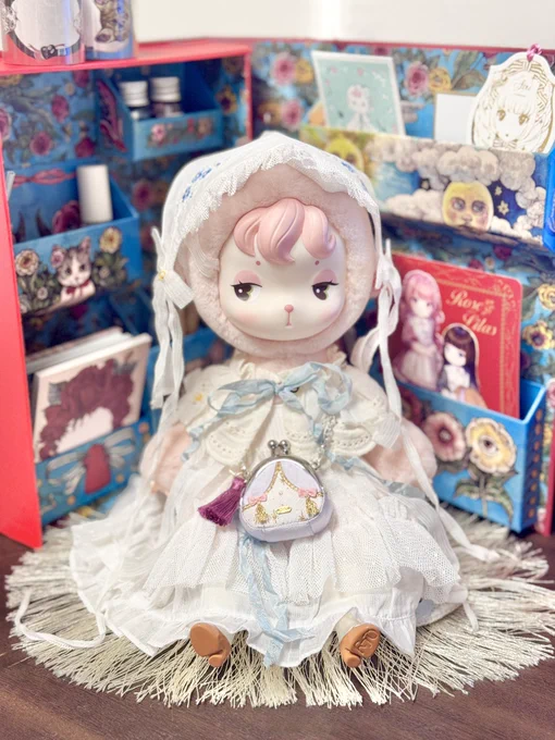 Minieちゃんお迎えしていました小さめの猫ちゃんくらいあるふわふわの頭を撫でるととても癒されますレースたっぷりなお洋服も可愛い#QLYwork 