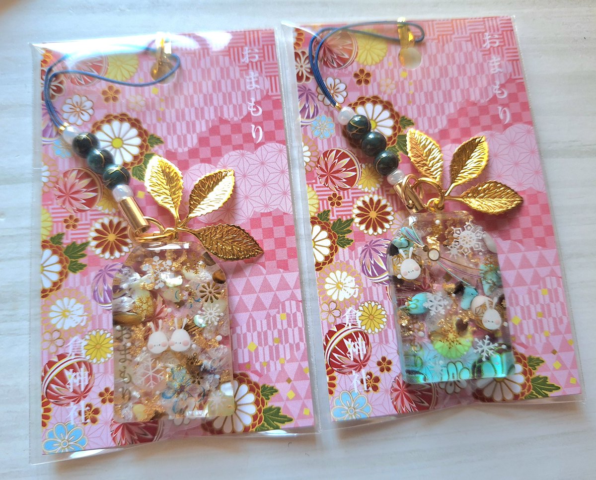 nakanohito_kobo's tweet photo. 湯倉神社さまへ
@yukuranomori
冬限定お守りを追加納品させて
頂きました🙇
ひとつひとつ手描きでの絵付の為
世界にひとつ
持ち主さまだけのお守りです https://t.co/V7wwAGj5jg