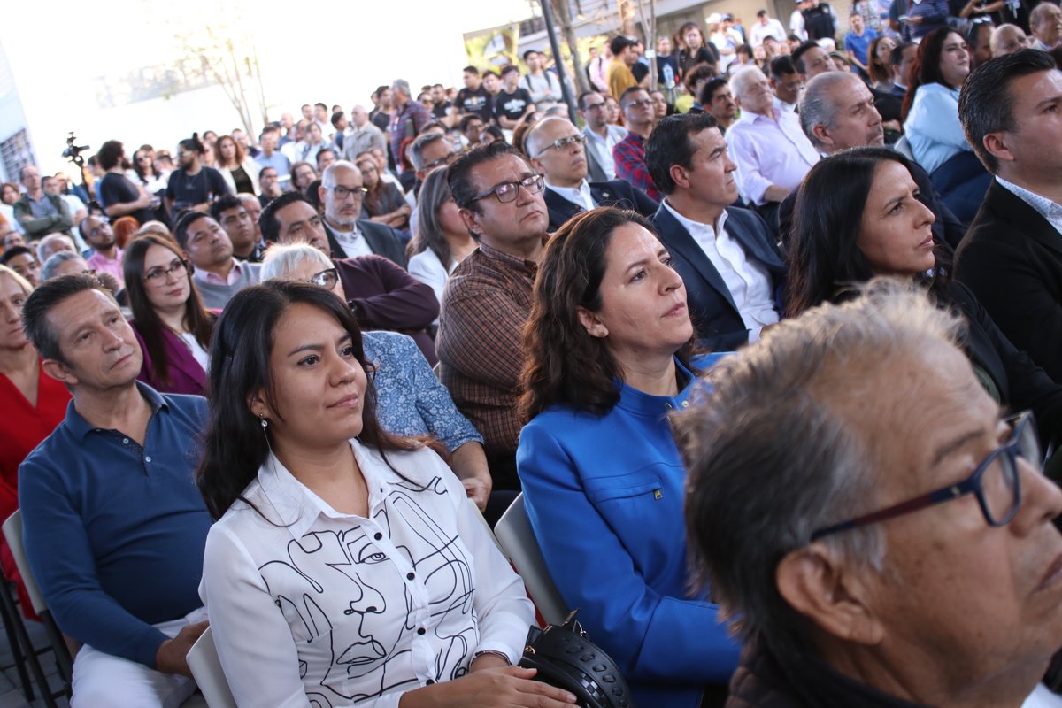 udegcucei's tweet image. 🎉 Hoy celebramos 75 años de historia y aprendizaje en #CUCEI, y 30 años de la #RedUdeG. En este marco conmemorativo, develamos una placa en honor al Lic. Raúl Padilla López, reconociendo su invaluable legado a la cultura y la educación. 📚✨