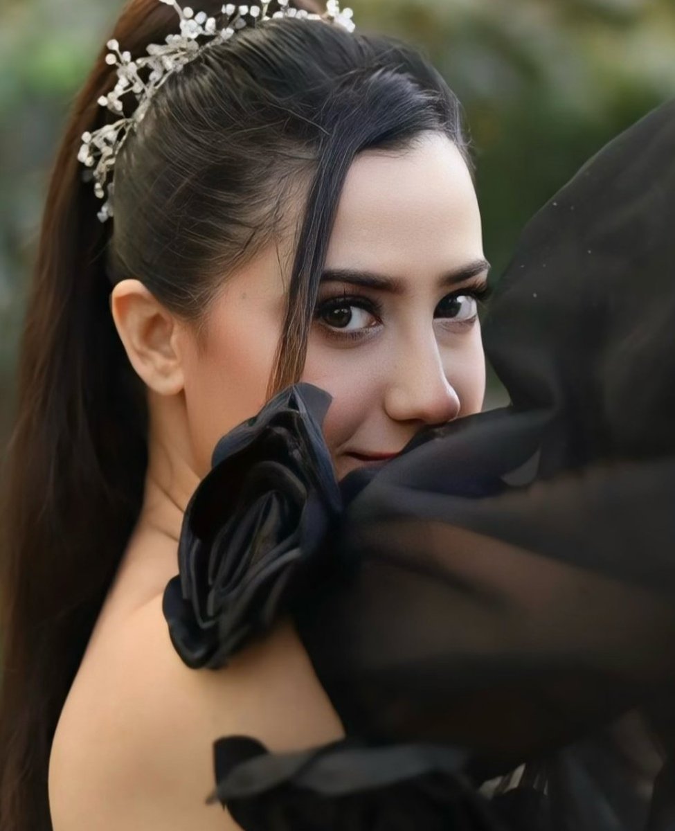 Aalisha_world's tweet photo. "Radiating elegance and grace, she wears her crown like a queen! ๐โจ Perfect for the most magical moments.
#Aalishapanwar #Aalishians
@aalishapanwar07 #Aalishainsforever
#CrownJewelry #BridalBeauty #QueenForADay" https://t.co/868yZTGsSS