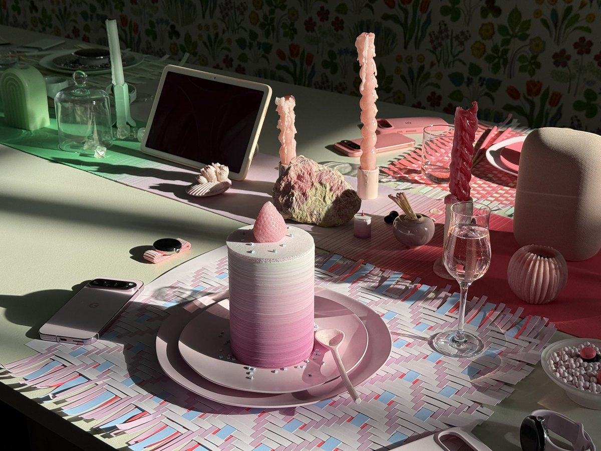 nobi's tweet photo. #makingSenseOfColor
#国立新美術館 無料展示
GOOGLE HARDWARE DESIGN STUDIO DINING TABLE, 2024
Ivy Ross & Google Hardware Design Team
メープル材の特注ダイニングテーブルに、8 つの色分けされたプレースセッティングが用意されています。それぞれの場所には、Google のハードウェアポートフォリオのデザインにインスピレーションを与えた、色鮮やかな素材がお品書きと共に置かれています。