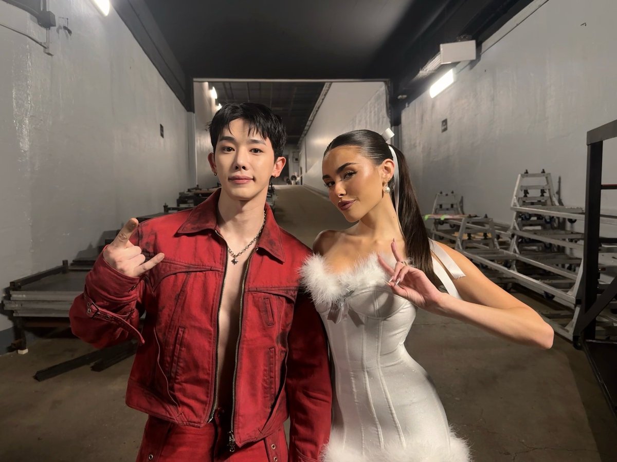 Chicago WENEE fire!!
📸 <a href="/madisonbeer/">madison beer</a>

#원호 #WONHO
#iHeartJingleBall #KISSJingleBall