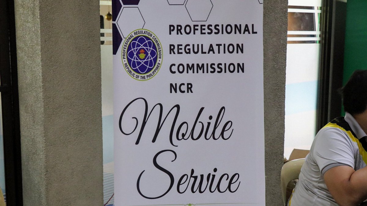 PIA_NCR's tweet image. LOOK: PRC-NCR brought its mobile services to Philippine Information Agency (PIA) Central Office in Quezon City for personnel and other nearby residents with licensed professions. This initiative forms part of the client reach initiatives of PRC. 

#PIA #PRC #mobileservices