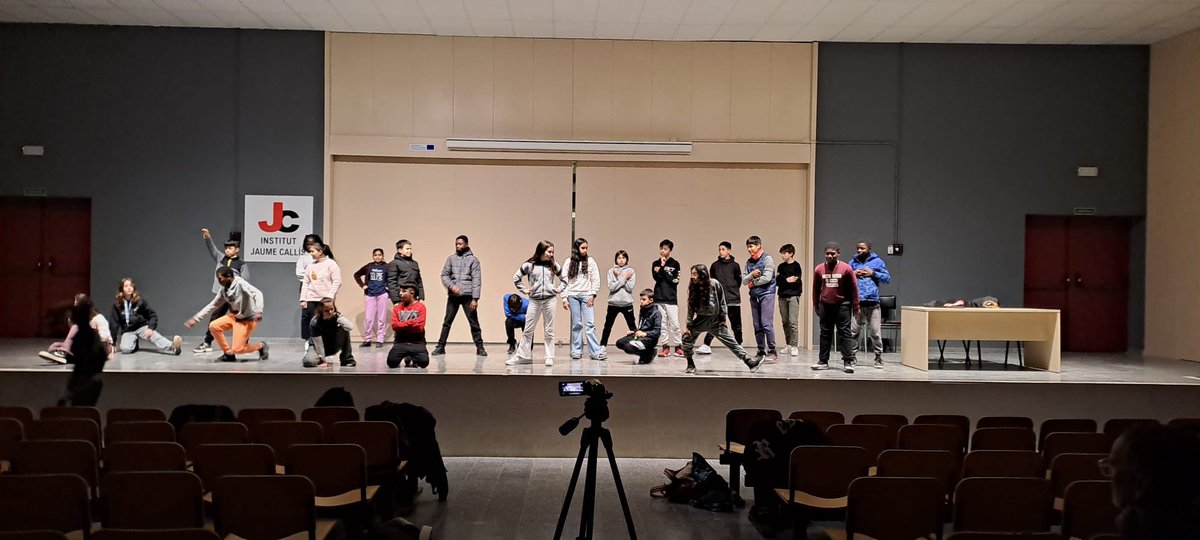 Institut J. Callís (@ins_jaumecallis) on Twitter photo Els alumnes de 1r i 2n d’ESO fan tallers d’expressió corporal amb la <a href="/margarida/">Margarida van Wijk</a>.tio , per preparar #instival 🎭 #somcallis #expressiócorporal Els alumnes de 1r i 2n d’ESO fan tallers d’expressió corporal amb la <a href="/margarida/">Margarida van Wijk</a>.tio , per preparar #instival 🎭 #somcallis #expressiócorporal