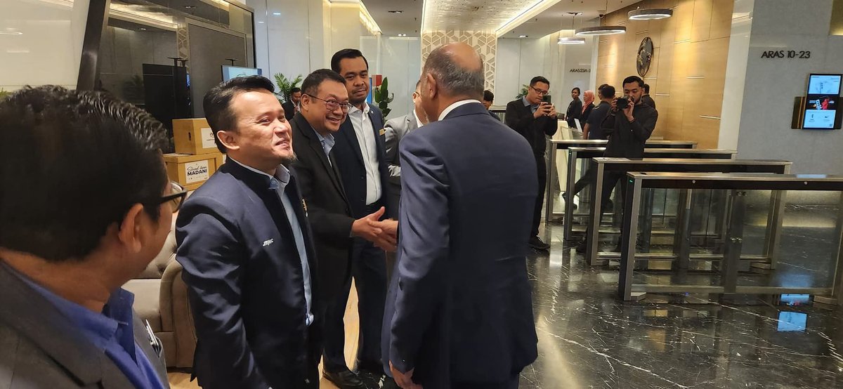 Menyerahkan sumbangan bantuan banjir dari warga CSM kepada YB Menteri sebagai sebahagian sumbangan dari Kementerian Digital KD kepada mangsa banjir di Segamat, Johor yang diselaraskan oleh TKSU KD En Ahmad Syakib Syakir dan di 'flag-off' oleh YB Menteri hari ini di KL