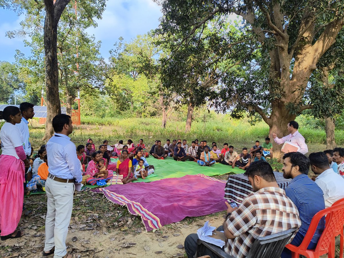SureshAnant022's tweet photo. जिला दंतेवाड़ा के नियद नेल्लानार ग्रामों में विजिट पर आए रायपुर टीम द्वारा कामालूर में ग्रामीणों के साथ  बैठक कर जल स्वच्छता,शौचालय निर्माण एवं शासन कीअन्य योजनाओं की प्रगति पर जानकारी लिया।
एवं #WASH कार्यक्रम कार्यों की सराहना किया
#NiyadNellanaar 
@UNICEF
@MayankChtrvdi https://t.co/1EMpBt3hdx