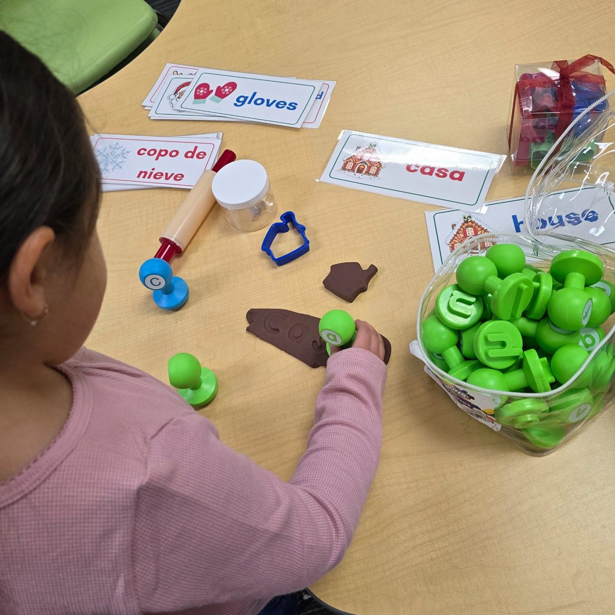 🎄✏️ Christmas Cookie Cutter Fun!
Students use play dough &amp; cookie cutters to create shapes, stamp letters, &amp; check spelling with bilingual (English/Spanish) cards.
Get materials &amp; my file: bit.ly/4gm1cbJ
Amazon supplies: amzn.to/3ZdXrOk
#ChristmasInTheClassroom