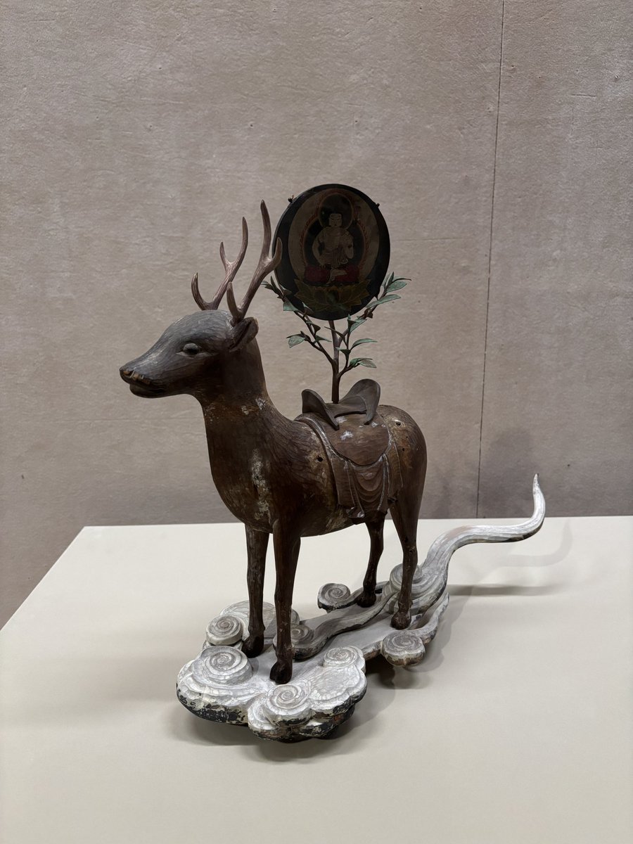 ai_kv09's tweet photo. 須田悦弘展@松濤美術館、よかった。建物の存在感と空間の広さが静止した彫刻作品を際立たせていた。静かに作品を見つけながら建物を探索できる贅沢な時間 https://t.co/smD2sUsNSY
