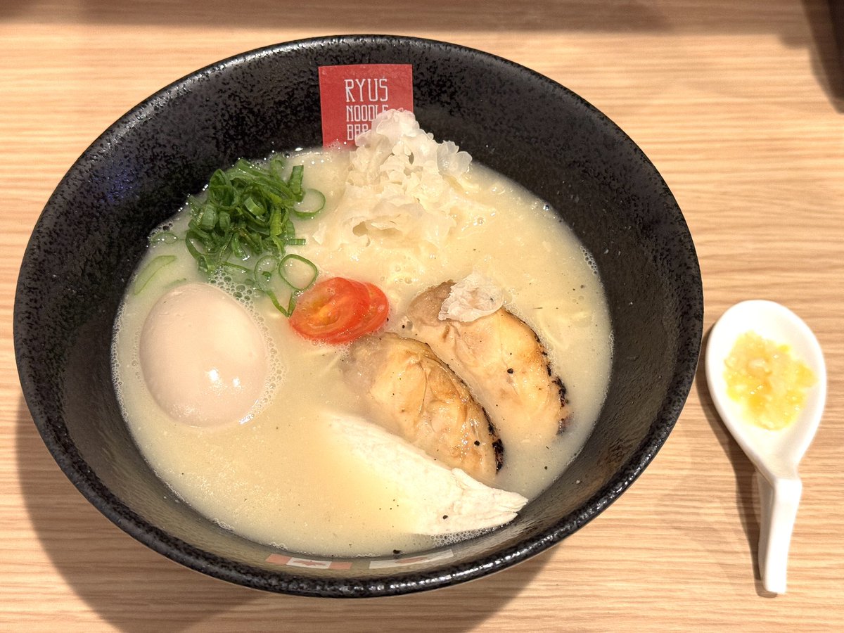 butabest's tweet photo. 人形町のRYUS NOODLE BAR Tokyo Craftさんで塩味の鶏白湯ラーメンをいただきました。鶏と野菜の旨みたっぷりのトロッとしたスープに細打ち麺の組み合わせ。付属の塩麹レモンでさわやかな味変も楽しめます。おいしくいただきました！
#RYUS
#ラーメン
#人形町 https://t.co/QjTyxIYPZ9