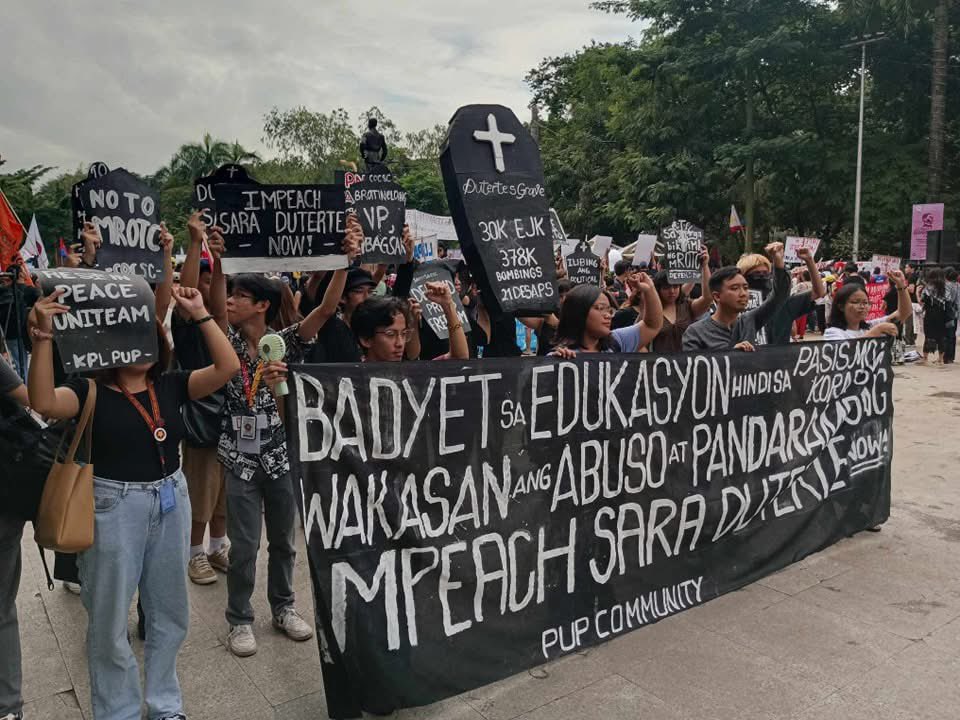 SAMASAPUP_'s tweet photo. KARAPATANG PANTAO PARA SA LAHAT! 

Bilang paggunita sa International Human Rights Day, nagtungo ang laksa-laksang hanay ng kabataan at ng sambayanan upang paglamayan ang mga buhay at pangarap na kinitil ng pasismo at korapsyon ng mga namumuno sa estado, ngayong araw, 10 December https://t.co/5ftquWQ4Xx
