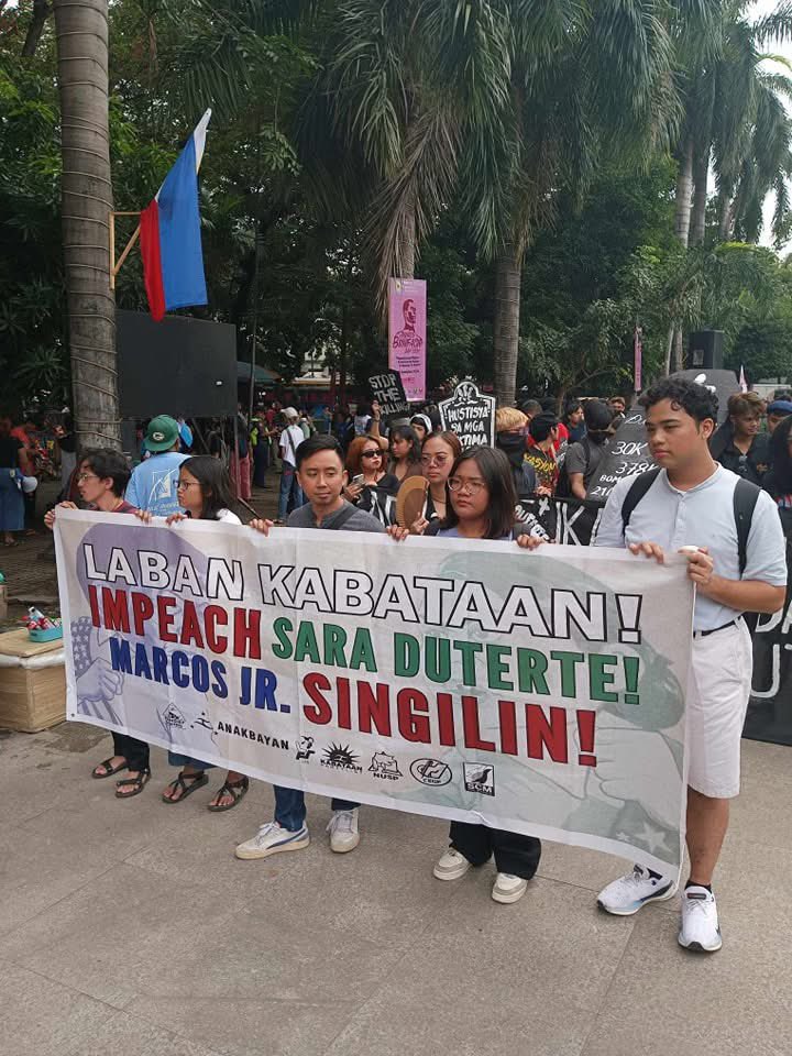 SAMASAPUP_'s tweet photo. KARAPATANG PANTAO PARA SA LAHAT! 

Bilang paggunita sa International Human Rights Day, nagtungo ang laksa-laksang hanay ng kabataan at ng sambayanan upang paglamayan ang mga buhay at pangarap na kinitil ng pasismo at korapsyon ng mga namumuno sa estado, ngayong araw, 10 December https://t.co/5ftquWQ4Xx