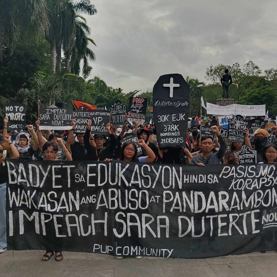 SAMASAPUP_'s tweet photo. KARAPATANG PANTAO PARA SA LAHAT! 

Bilang paggunita sa International Human Rights Day, nagtungo ang laksa-laksang hanay ng kabataan at ng sambayanan upang paglamayan ang mga buhay at pangarap na kinitil ng pasismo at korapsyon ng mga namumuno sa estado, ngayong araw, 10 December https://t.co/5ftquWQ4Xx