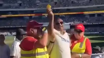 khab_resh's tweet image. Indian fan kicked out of Adelaide stadium for waving a piece of sandpaper 

The fan was trying to remind the Australians in the crowd about the controversey six years ago  during their 2018 tour of South Africa

#INDvsAUS #AdelaideTest #sandpaper