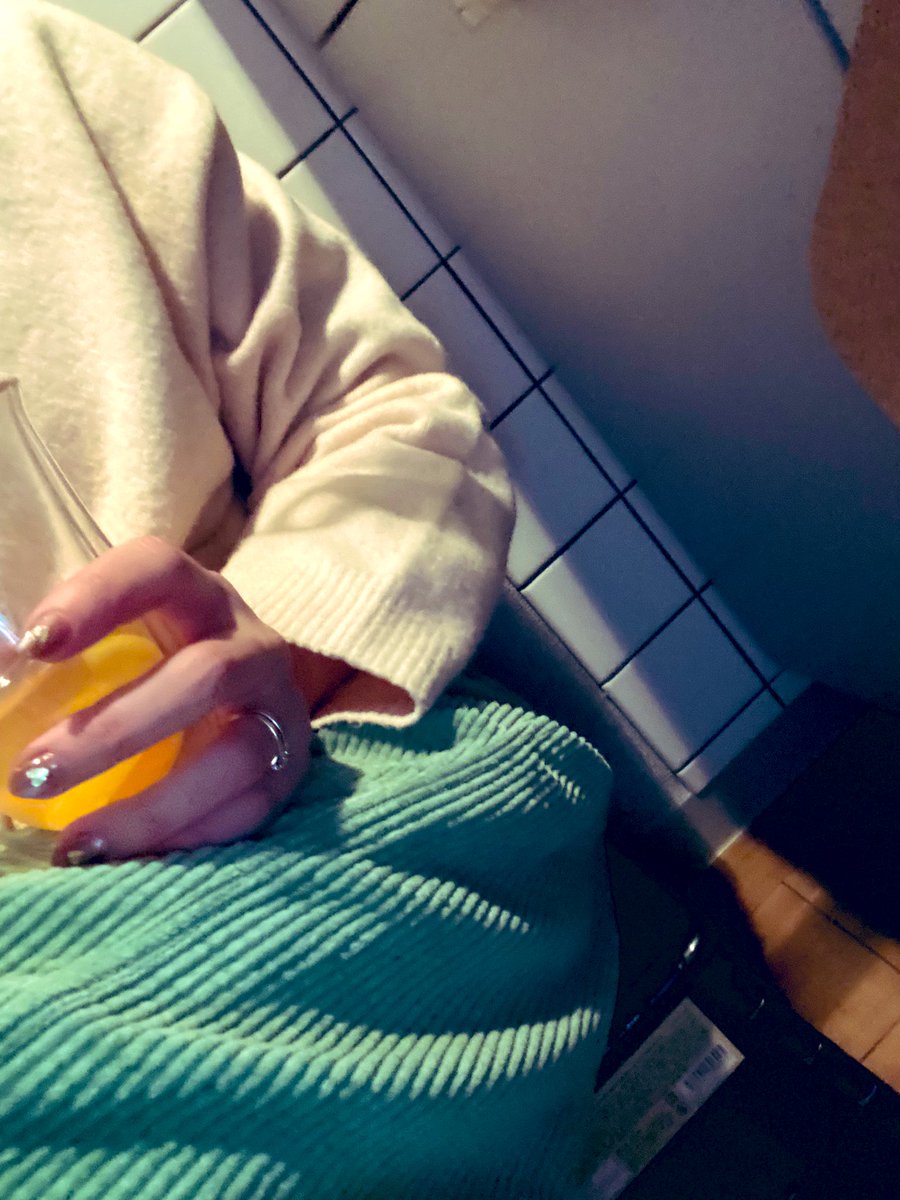 422_ami's tweet photo. 料理中の定位置
落ち着くんだよなここ。 https://t.co/VcF316X2Dt