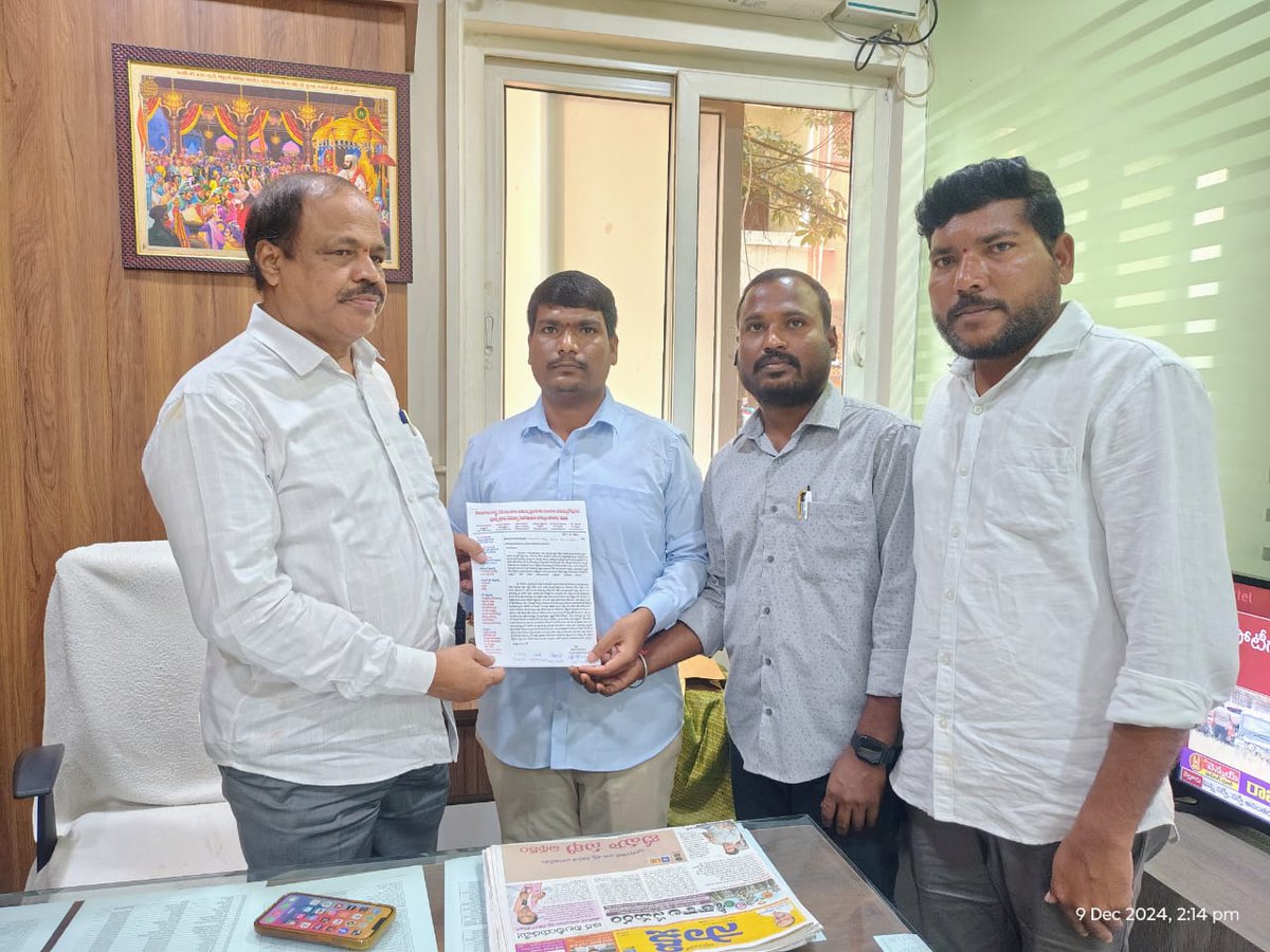 rt113143's tweet photo. గౌరవ @revanth_anumula @Bhatti_Mallu @mpponguleti @Bmaheshgoud6666 గారికి విన్నపం
గత ప్రభుత్వం VRAల సర్దుబాటు కోసం ఇచ్చిన G.O 81వలన ఒక్క నెల జీతం తీసుకోకుండానే 1000 మంది పూర్వ VRAలు ఎలాంటి ఆర్థిక ప్రయోజనం లేకుండా పదవి విరమణ పొందిరోడ్డున పడ్డారు 55To61 2500 కుటుంబలకు న్యాయం చేయండి https://t.co/kjFBybvWgk
