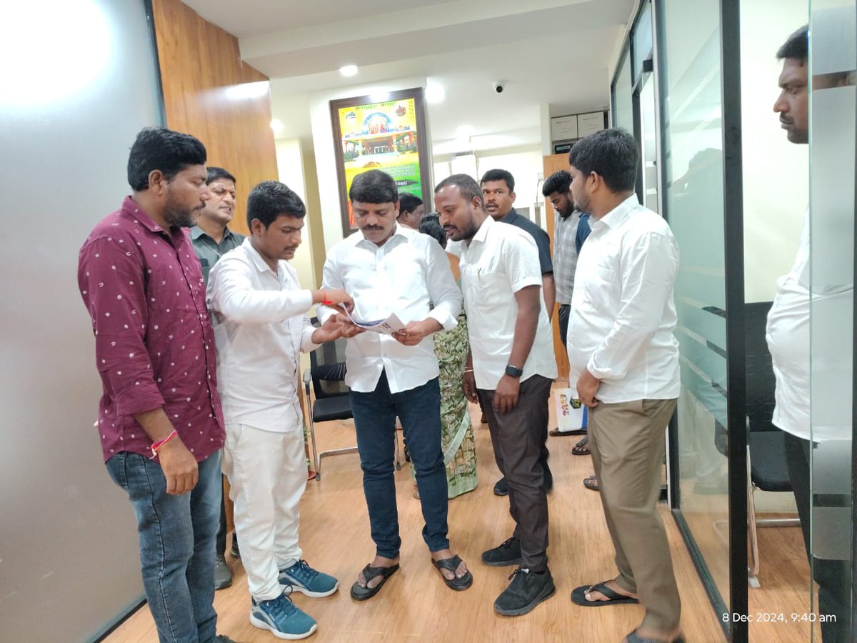 rt113143's tweet photo. గౌరవ @revanth_anumula @Bhatti_Mallu @mpponguleti @Bmaheshgoud6666 గారికి విన్నపం
గత ప్రభుత్వం VRAల సర్దుబాటు కోసం ఇచ్చిన G.O 81వలన ఒక్క నెల జీతం తీసుకోకుండానే 1000 మంది పూర్వ VRAలు ఎలాంటి ఆర్థిక ప్రయోజనం లేకుండా పదవి విరమణ పొందిరోడ్డున పడ్డారు 55To61 2500 కుటుంబలకు న్యాయం చేయండి https://t.co/6t2lxyzXWf
