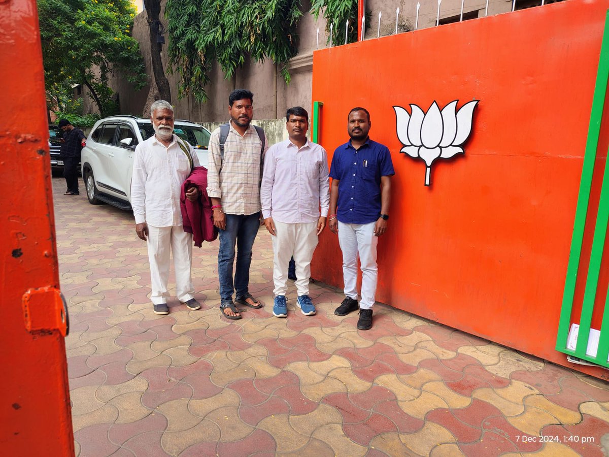 rt113143's tweet photo. గౌరవ @revanth_anumula @Bhatti_Mallu @mpponguleti @Bmaheshgoud6666 గారికి విన్నపం
గత ప్రభుత్వం VRAల సర్దుబాటు కోసం ఇచ్చిన G.O 81వలన ఒక్క నెల జీతం తీసుకోకుండానే 1000 మంది పూర్వ VRAలు ఎలాంటి ఆర్థిక ప్రయోజనం లేకుండా పదవి విరమణ పొందిరోడ్డున పడ్డారు 55To61 2500 కుటుంబలకు న్యాయం చేయండి https://t.co/1mJVnneSNv