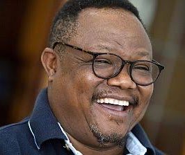 DuniaSlaveDunia's tweet photo. Tunafunga Mwaka 2024 
Unamkubali nani hapa 👇

Rt kwa LISSU/ Like kwa SAMIA https://t.co/3akpKma9aA
