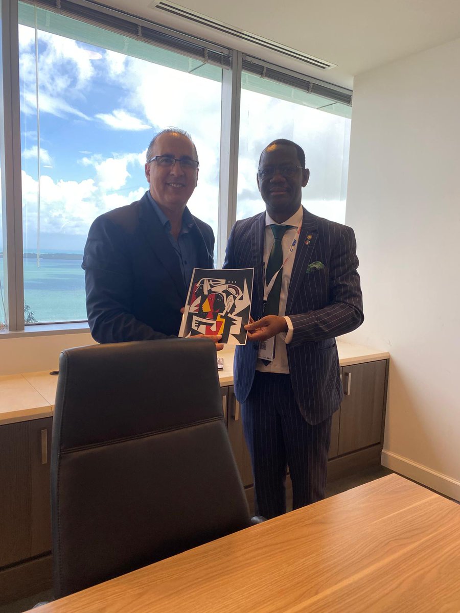 Recientemente presentamos
en Florida una de las obras más emblemáticas del artista ecuatoguineano Don Leandro Mbomio Nsue, conocido mundialmente como el "Picasso negro". Este acontecimiento supone un importante paso adelante en la promoción de nuestro rico patrimonio cultural y