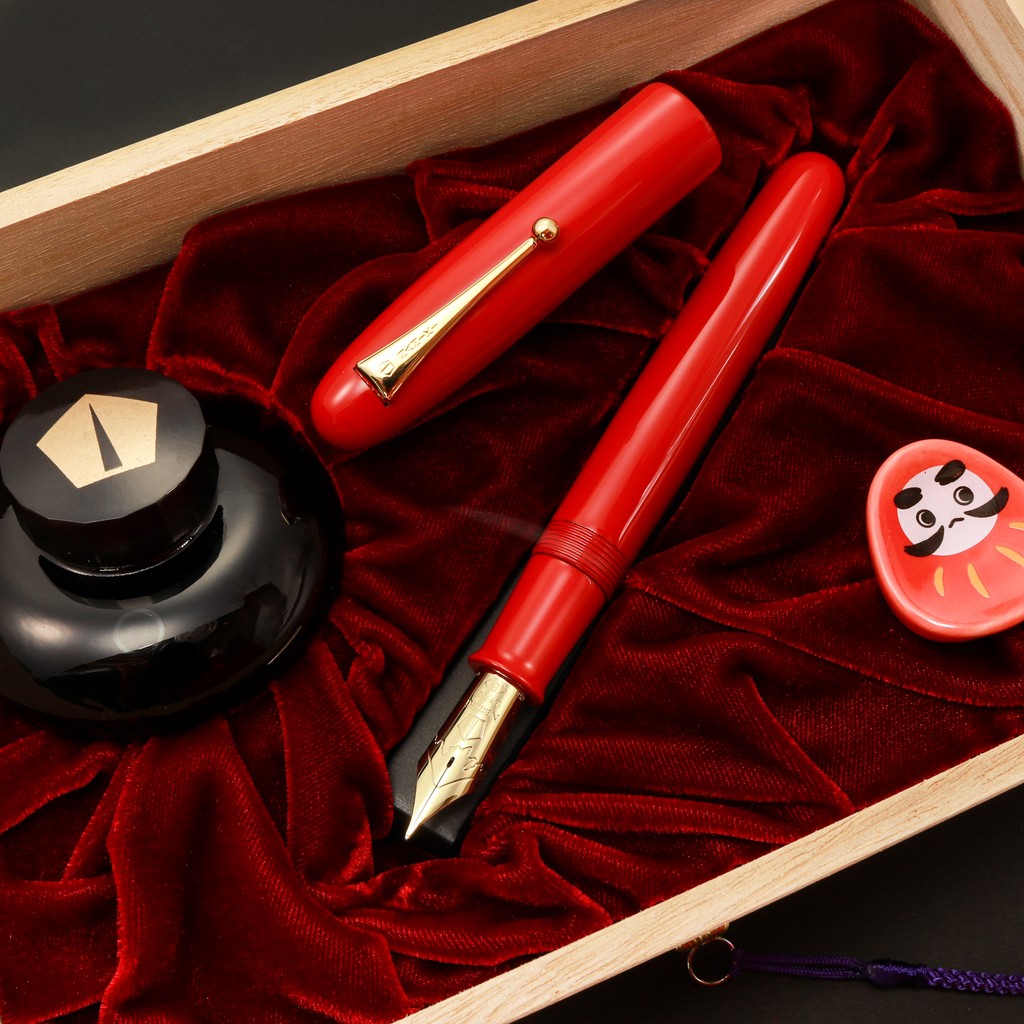 pen_sachi's tweet photo. Item in frame:
🔺Namiki Urushi Lacquer Vermilion No.50 18kt Gold nib
Body Color: Red
Nib: 18k Gold
#pensachi #namiki #namikifountainpen #urushi #urushipen #urushilacqueware #pengeek #pen #fpn #art #writing #stationery #fpgeeks #ink #fountainpenaddict #fountainpennetwork #red https://t.co/93q6BUvIWa