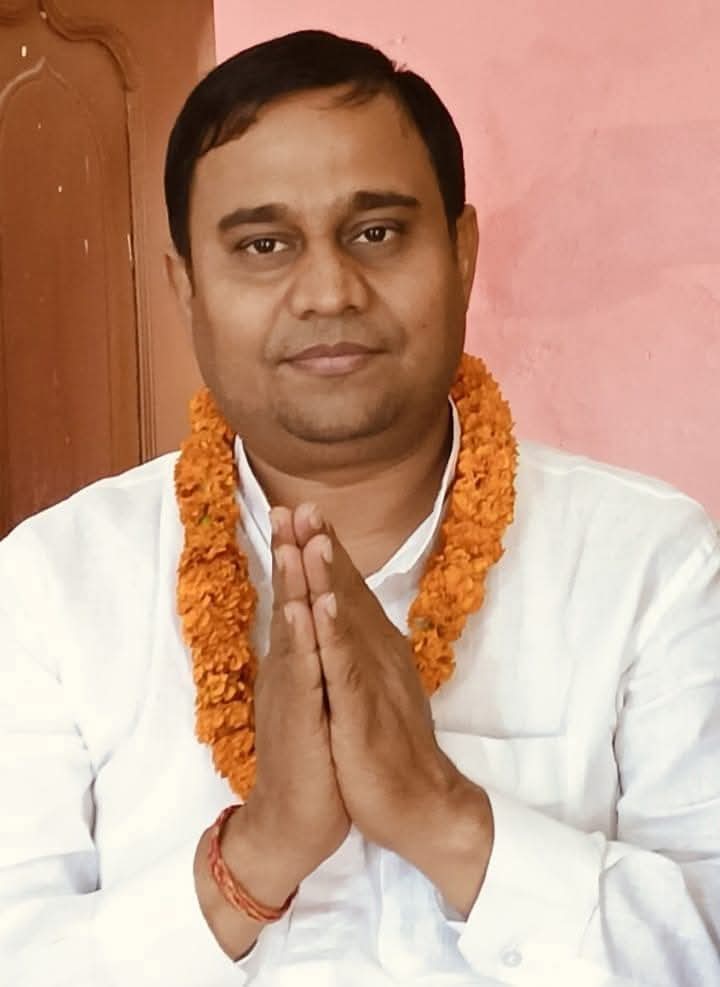 karankashyap90's tweet photo. शिक्षक नेता Banshi Dhar Brajwasi को MLC बनने पर हार्दिक बधाई, ये जीत शिक्षक एकता की जीत हैं।
आज शिक्षकों ने राजसिंहासन को अपनी ताकत दिखा दिया। शिक्षक एकता जिंदाबाद। https://t.co/ol3VgyyYxA