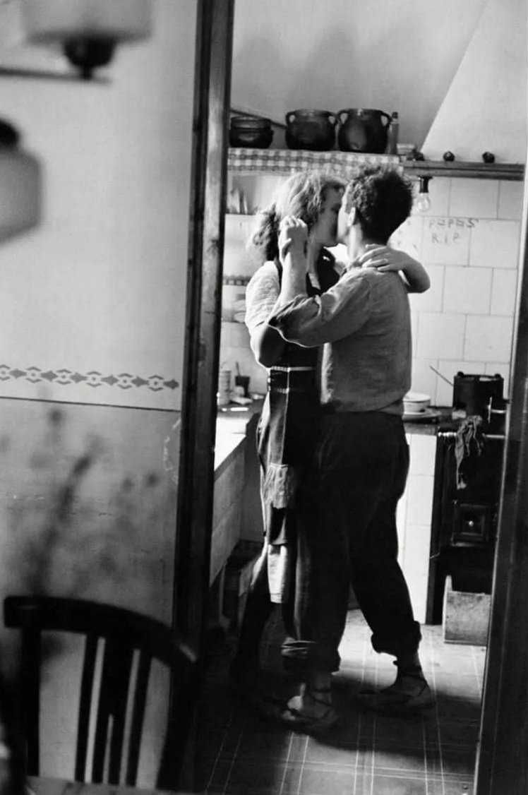 .                         ❤️

"Quello che abbiamo dimostrato
 quando siamo innamorati, 
 forse è il nostro stato normale.
 L'amore mostra all'uomo
 come #dovrebbeEssere sempre."

~ Anton Čechov ~

#unTemaAlGiorno

📸 Elliot Erwitt