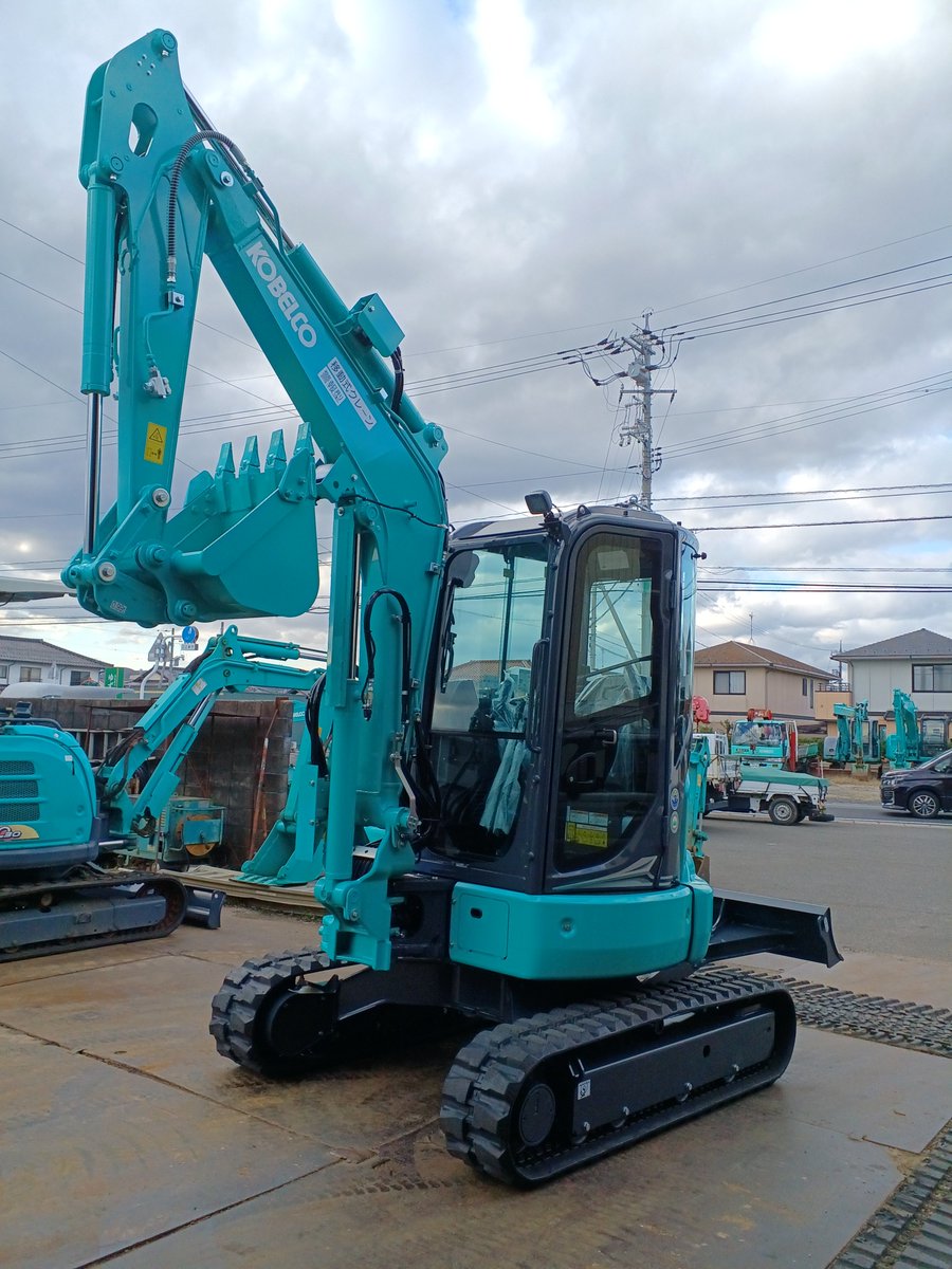 Nk_Industry's tweet photo. 新車が入ってきました😆
ミニショベルにしては珍しいキャブ付きです🤗
#SK35SR-7 #油圧ショベル #KOBELCO #島根県 #出雲市 https://t.co/WTIhSrmD5E