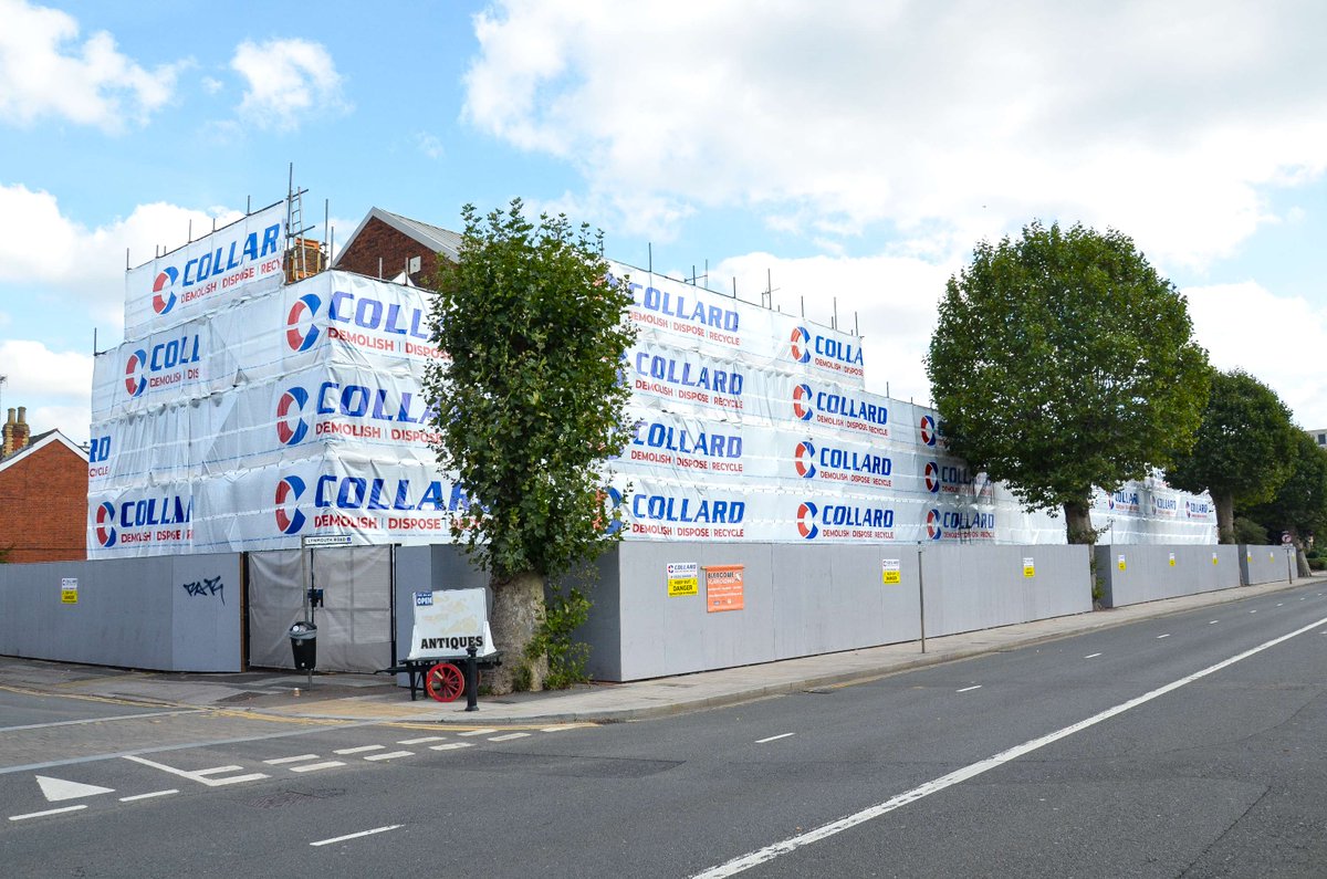 collardgroupltd's tweet image. Have you spotted our branded hoarding at our Vastern Road #DemolitionProject in Reading? Our skilled team is on site ready to deliver soft strip, asbestos removal, demolition, piling mat &amp;amp; remediation works to make way for much-needed residential &amp;amp; retail spaces in the town.